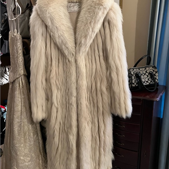 A fox fur coat only worn a handful of times. In excellent condition! Size 2/4 - Picture 5 of 8